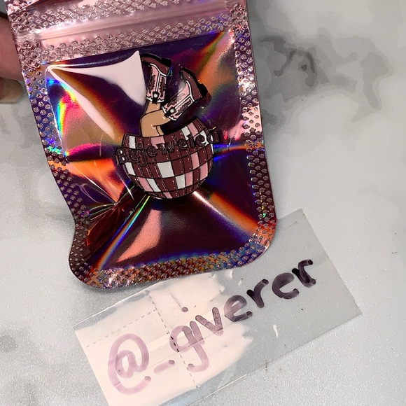 BEJEWELED MIRRORBALL COWBOY LIKE ME - TAYLOR PIN - Picture 4 of 9